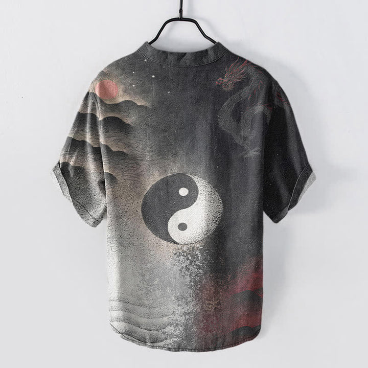 Buddha Stones Camisa de manga corta con medio botón para hombre, de algodón, con estampado de nubes Yin Yang. - image 1