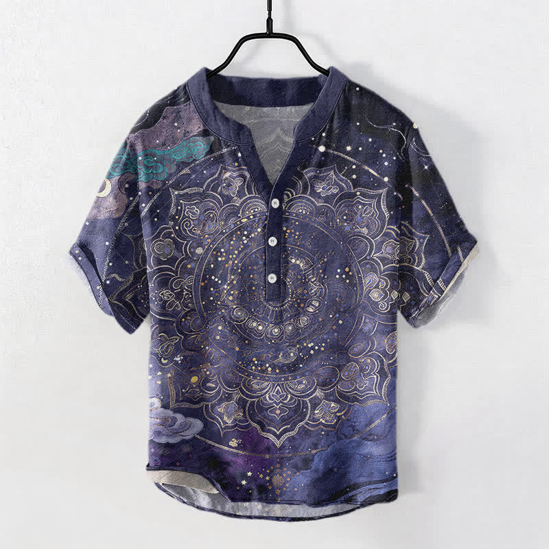 Buddha Stones Camisa de manga corta con medio botón para hombre, de algodón, con estampado de mandala dorado y galaxia. - Azul oscuro - US/UK/AU50, EU60 (5XL) - image 0