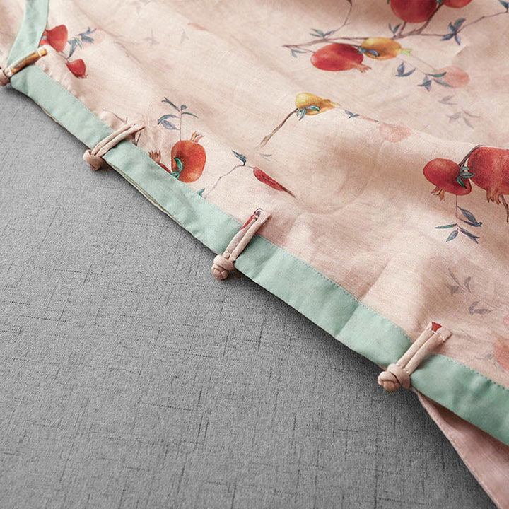 Vestido midi de manga corta con estampado de flores de granada, orquídeas y botones de rana, con abertura lateral y diseño de Buddha Stones. - image 7