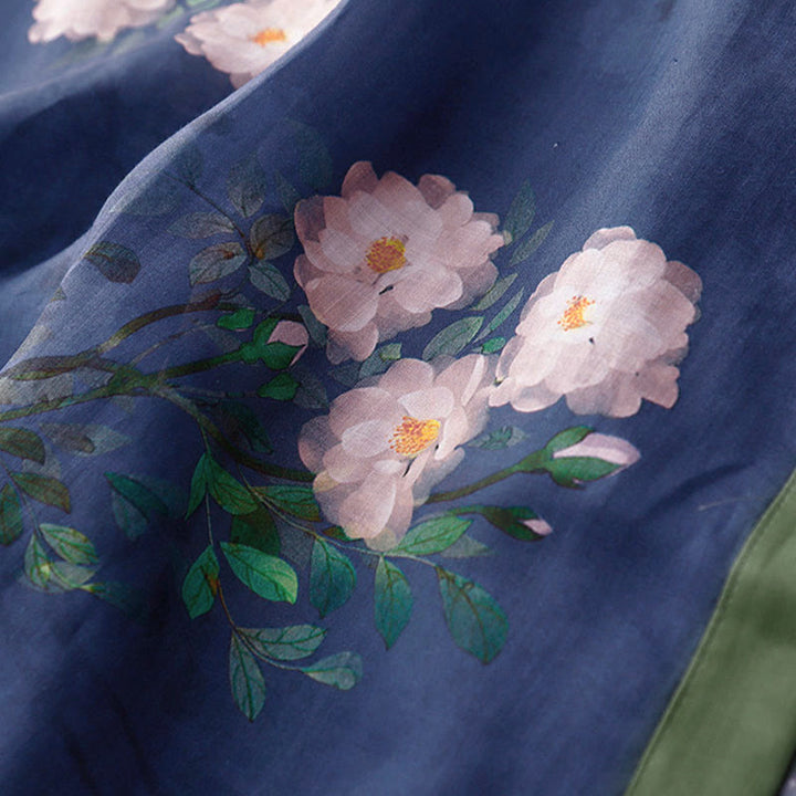 Vestido midi de manga corta con estampado de flores de granada, orquídeas y botones de rana, con abertura lateral y diseño de Buddha Stones. - image 19