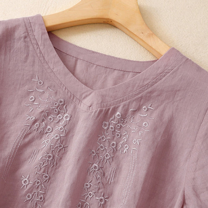 Camisa informal de manga corta con cuello en V y diseño floral bordado con Buddha Stones para mujer. - image 7