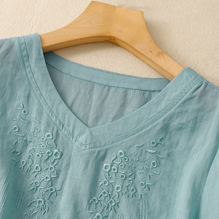 Camisa informal de manga corta con cuello en V y diseño floral bordado con Buddha Stones para mujer. - image 22