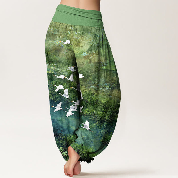 Buddha Stones Pantalones harem de mujer con cintura elástica y estampado de pájaros voladores en un lago de algodón. - image 2
