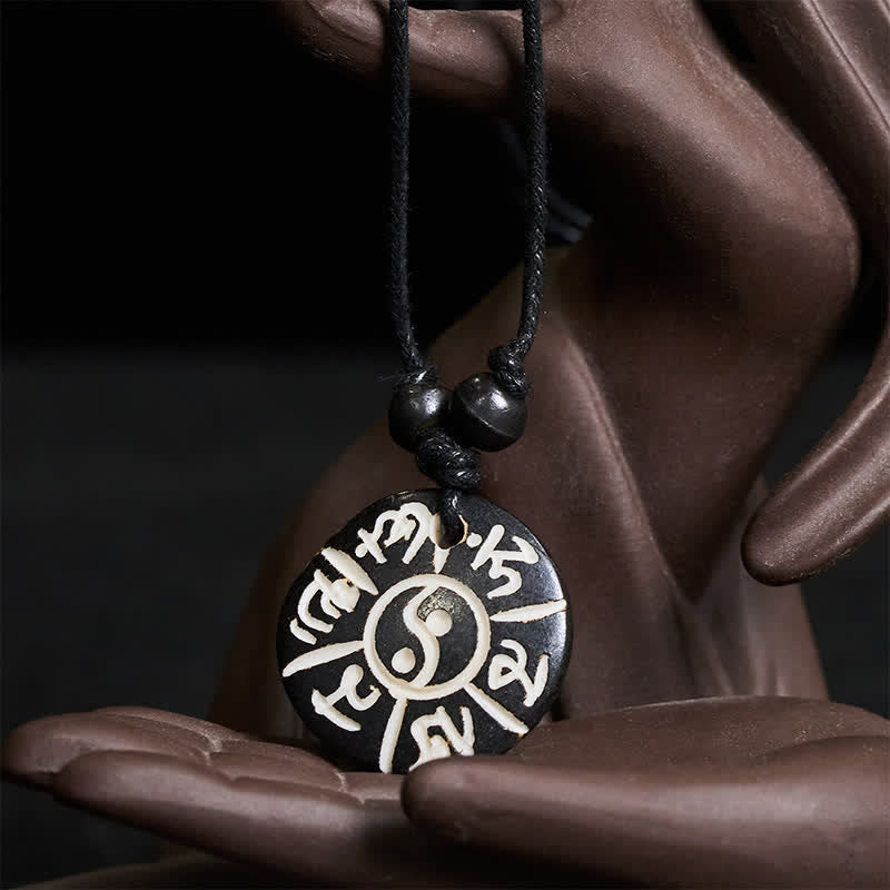 Buddha Stones Collar de protección Yin Yang con cuentas de hueso talladas a mano con el símbolo Om Mani Padme Hum. - image 1