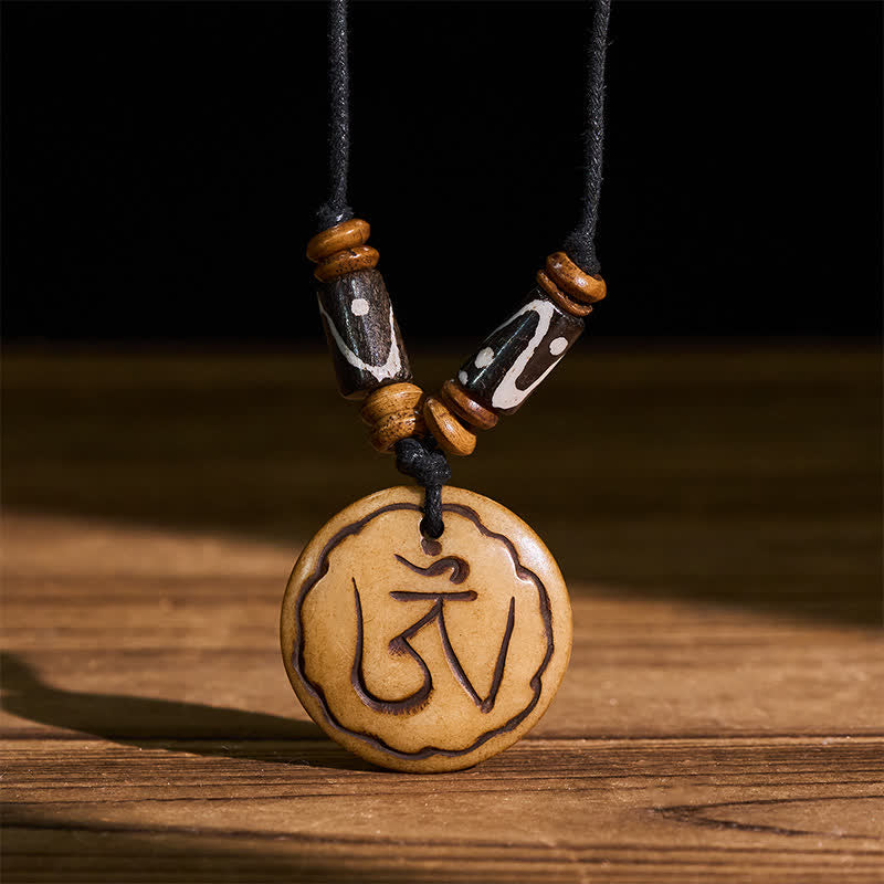 Buddha Stones Colgante tibetano de la compasión con cuentas de hueso talladas a mano con el símbolo OM. - OM (Conexión de atención plena ♥) - image 0