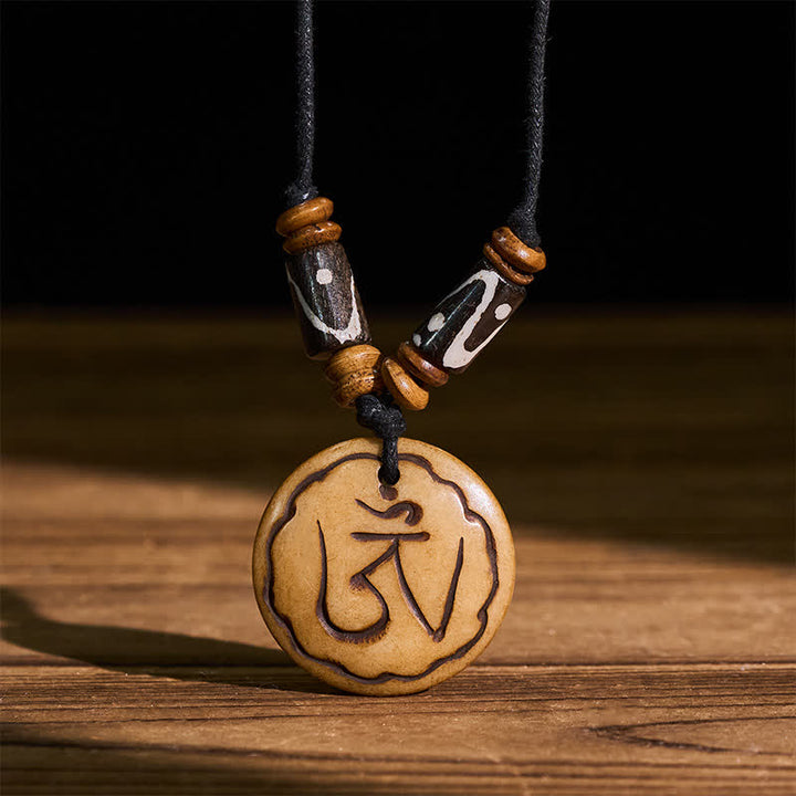 Buddha Stones Colgante tibetano de la compasión con cuentas de hueso talladas a mano con el símbolo OM. - OM (Conexión de atención plena ♥) - image 0