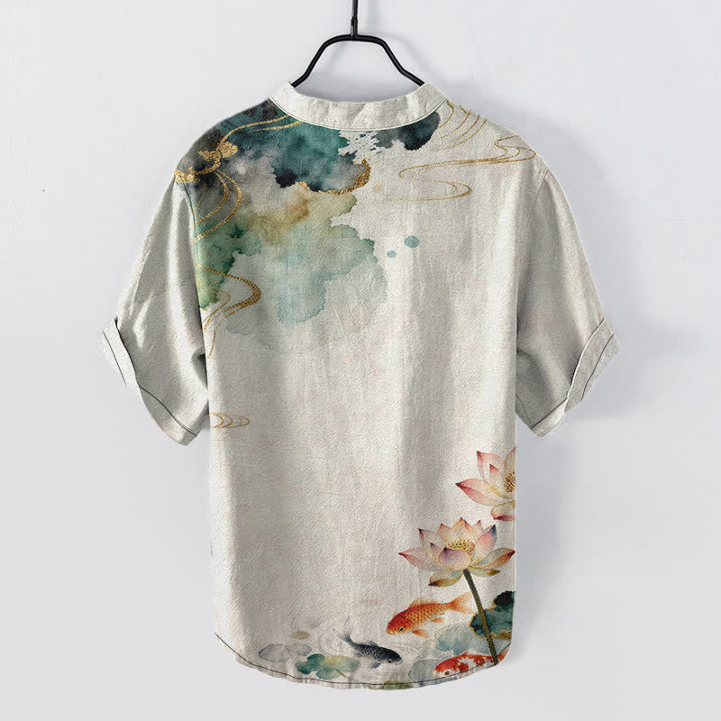 Buddha Stones Camisa de manga corta con medio botón para hombre, de algodón, con estampado de peces koi y loto. - image 1
