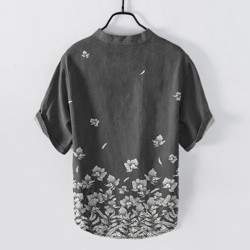 Buddha Stones Camisa de manga corta para hombre con estampado floral blanco en el bajo y medio botón. - image 6