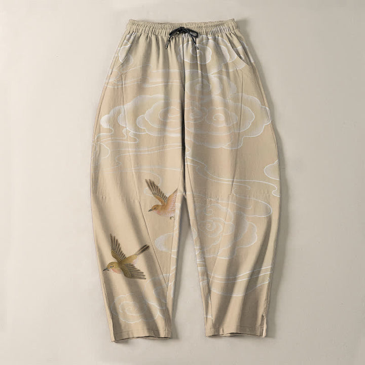 Buddha Stones Pantalones de hombre de algodón puro con estampado de pájaros en nubes y cordón ajustable, corte cónico y bolsillos. - image 2