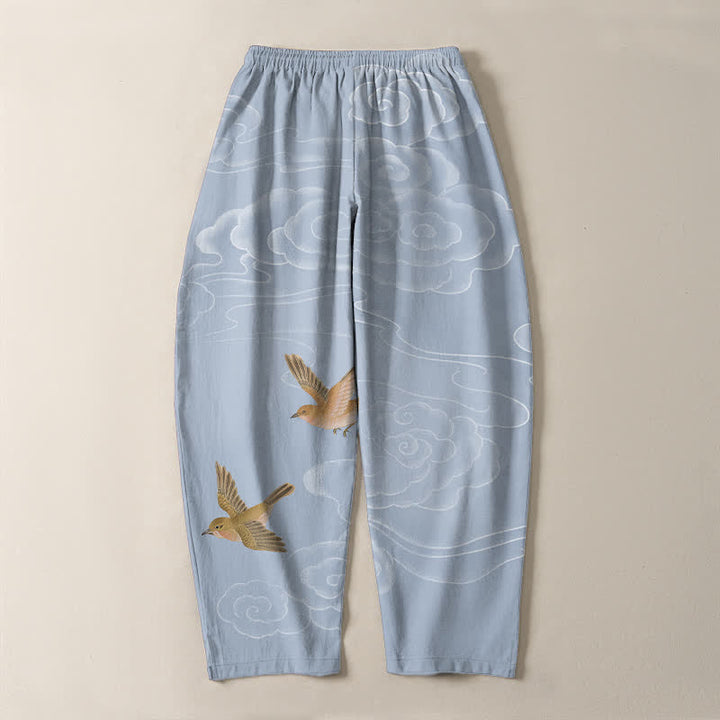 Buddha Stones Pantalones de hombre de algodón puro con estampado de pájaros en nubes y cordón ajustable, corte cónico y bolsillos. - image 10