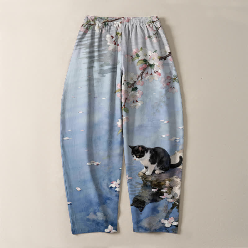 Buddha Stones Pantalones de hombre de algodón puro con estampado de reflejo de agua de gato Sakura, cordón ajustable y corte cónico con bolsillos. - image 3