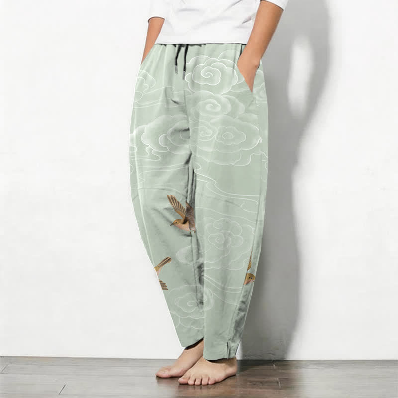 Buddha Stones Pantalones de hombre de algodón puro con estampado de pájaros en nubes y cordón ajustable, corte cónico y bolsillos. - image 12