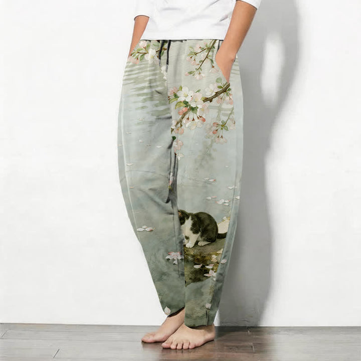 Buddha Stones Pantalones de hombre de algodón puro con estampado de reflejo de agua de gato Sakura, cordón ajustable y corte cónico con bolsillos. - image 8