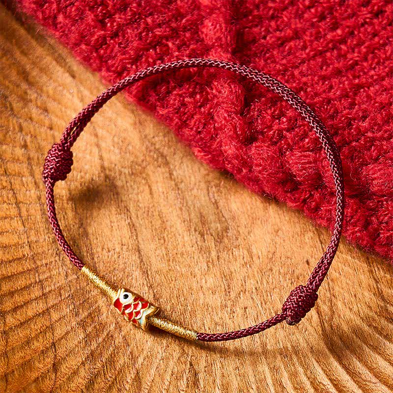 Buddha Stones Pulsera de hilo rojo tejida a mano con diseño de pez koi y suerte - image 1