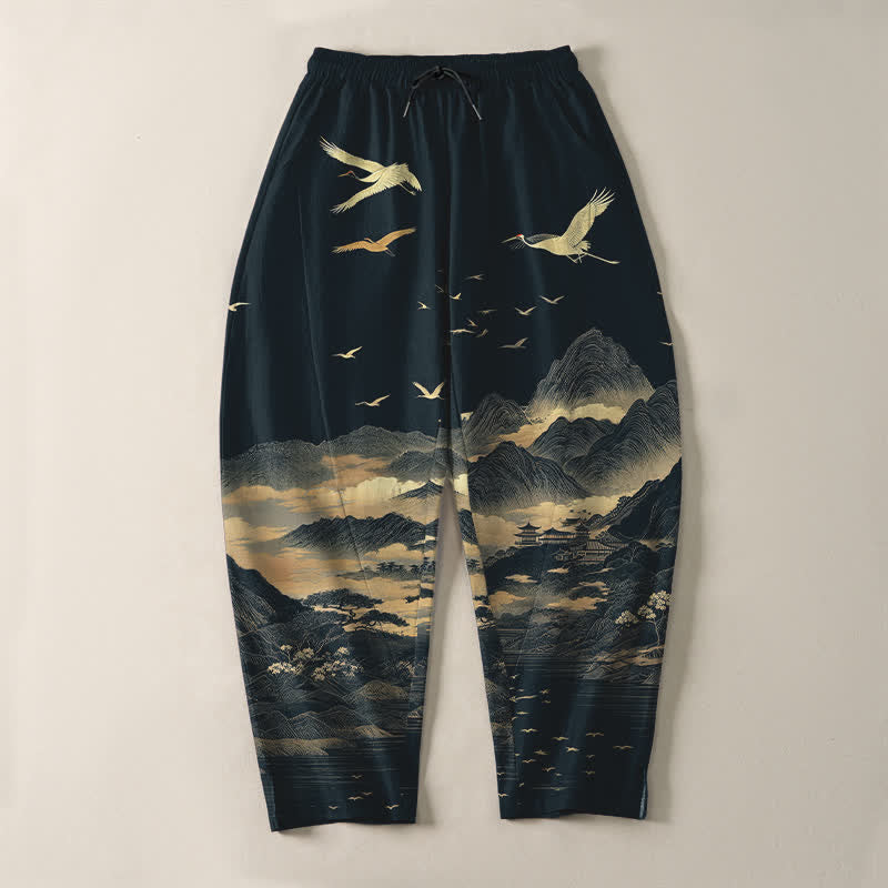 Buddha Stones Pantalones de hombre de algodón puro con estampado de grullas de montaña y cordón ajustable, corte cónico y bolsillos. - image 2
