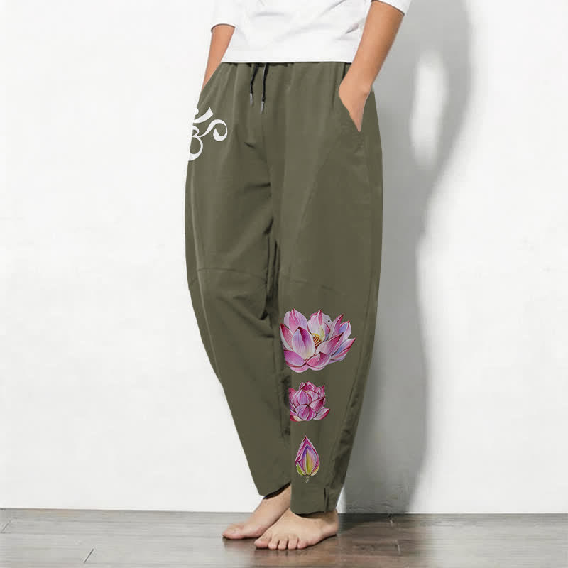 Buddha Stones Pantalones de hombre de algodón puro con estampado de loto rosa y cordón ajustable, corte cónico y bolsillos. - image 1