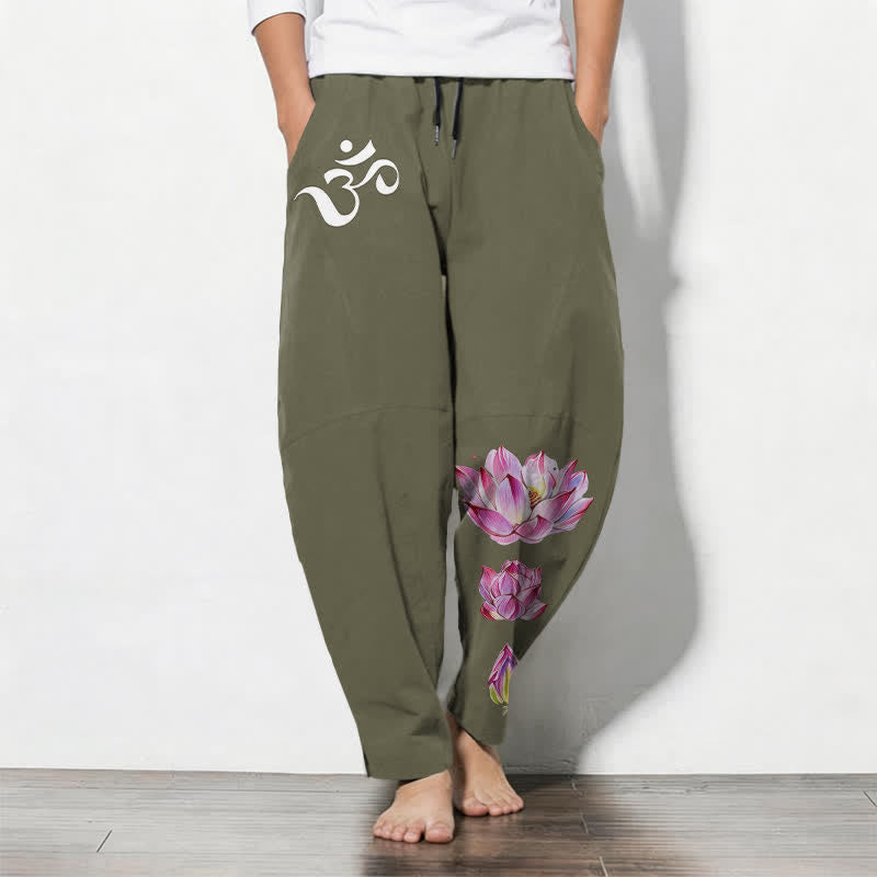 Buddha Stones Pantalones de hombre de algodón puro con estampado de loto rosa y cordón ajustable, corte cónico y bolsillos. - Verde oliva - US/UK/AU50, EU60 (5XL) - image 0