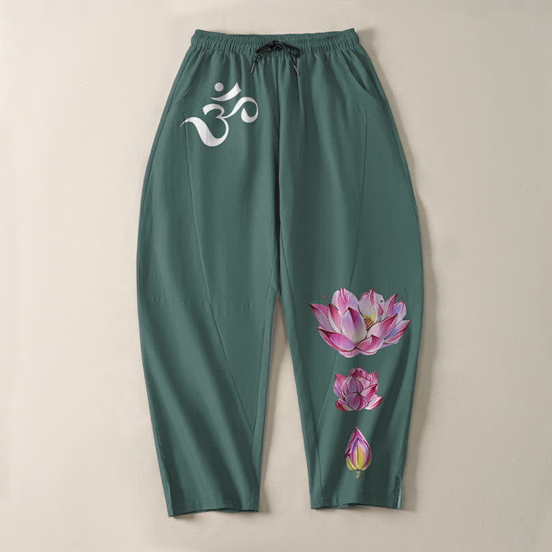 Buddha Stones Pantalones de hombre de algodón puro con estampado de loto rosa y cordón ajustable, corte cónico y bolsillos. - image 9