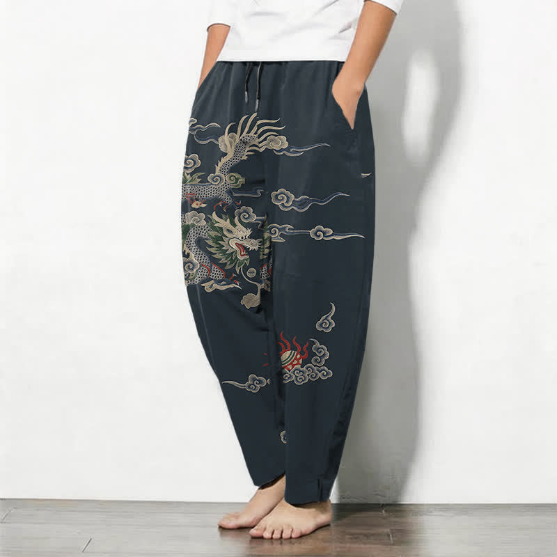 Buddha Stones Pantalones de hombre de algodón puro con estampado de dragón, nube y bola de fuego, con cordón ajustable y bolsillos. - image 1