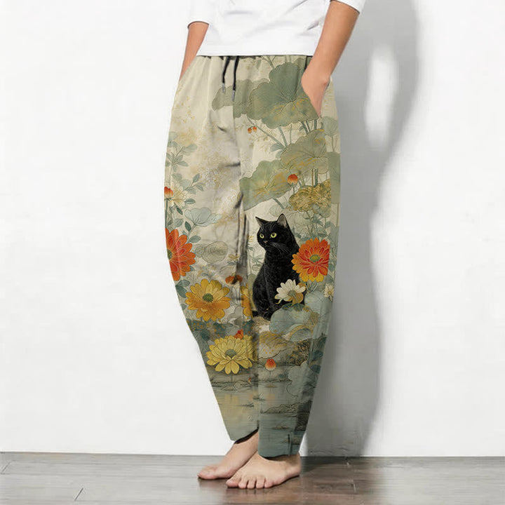 Buddha Stones Pantalones de hombre de algodón puro con estampado floral de gato negro oriental, cordón ajustable y corte cónico con bolsillos. - image 1