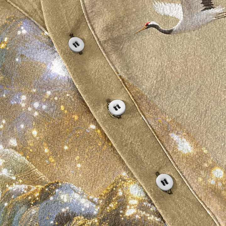 Buddha Stones Camisa de manga corta con medio botón para hombre con estampado de grulla de montaña y luna. - image 3