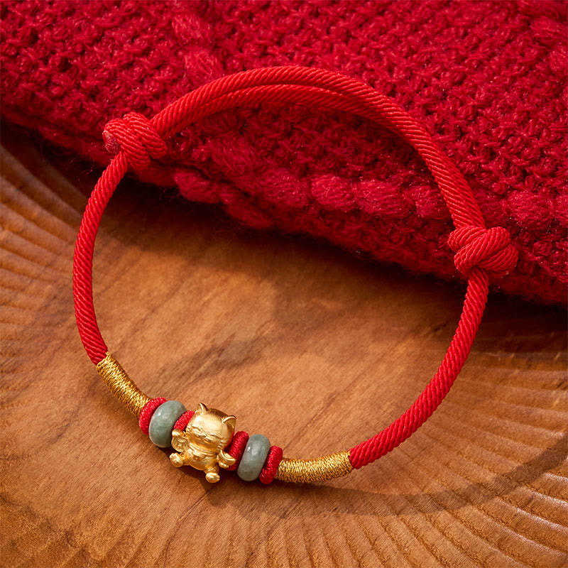 Pulsera de cuentas de jade con forma de gato de la suerte, tejida a mano con hilo rojo y Buddha Stones. - Jade y cordón rojo (circunferencia de la muñeca: 16-18 cm) - image 0