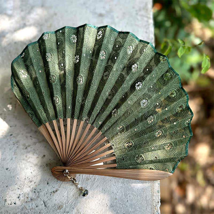 Buddha Stones Ventilador plegable de algodón, lino y bambú bordado con flor de loto. - Verde oscuro - Tamaño cerrado: Aprox. 21,5 cm / 8,5 pulgadas - image 1