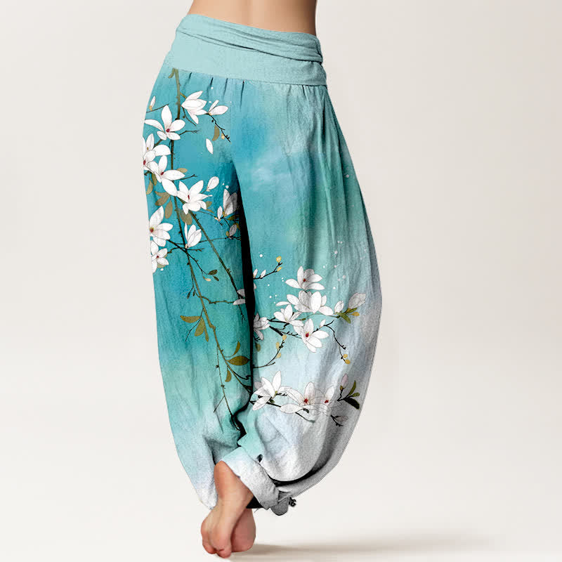 Buddha Stones Pantalones harem de mujer con cintura elástica y estampado de ramas de magnolia blancas, de algodón puro. - image 2