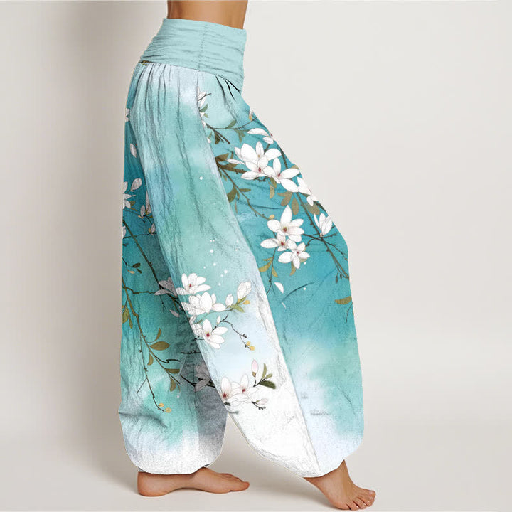 Buddha Stones Pantalones harem de mujer con cintura elástica y estampado de ramas de magnolia blancas, de algodón puro. - image 1