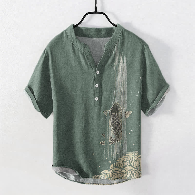Buddha Stones Camisa de manga corta con medio botón para hombre, de algodón, con estampado de ondas de agua y peces koi. - Verde mar oscuro - US/UK/AU50, EU60 (5XL) - image 0