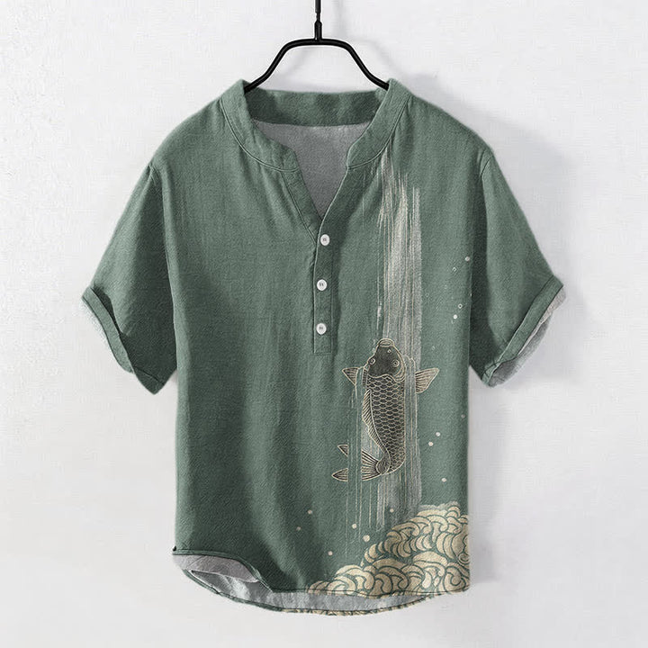 Buddha Stones Camisa de manga corta con medio botón para hombre, de algodón, con estampado de ondas de agua y peces koi. - Verde mar oscuro - US/UK/AU50, EU60 (5XL) - image 0