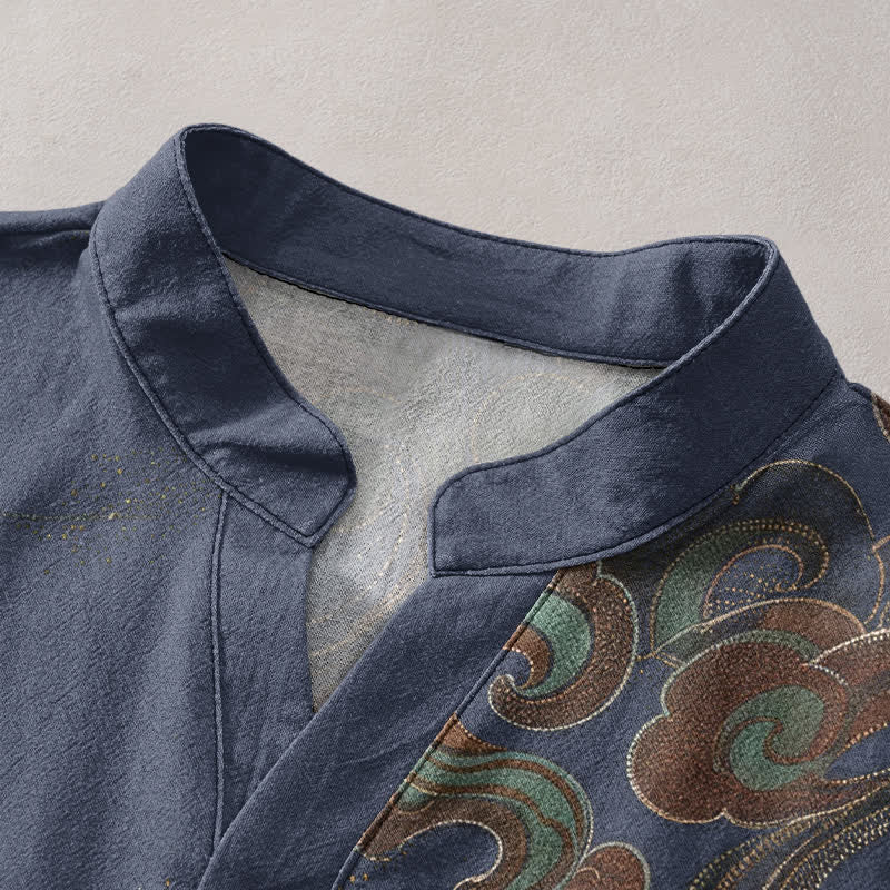 Buddha Stones Camisa de manga corta con medio botón para hombre, de algodón con estampado de grulla dorada y olas. - image 2
