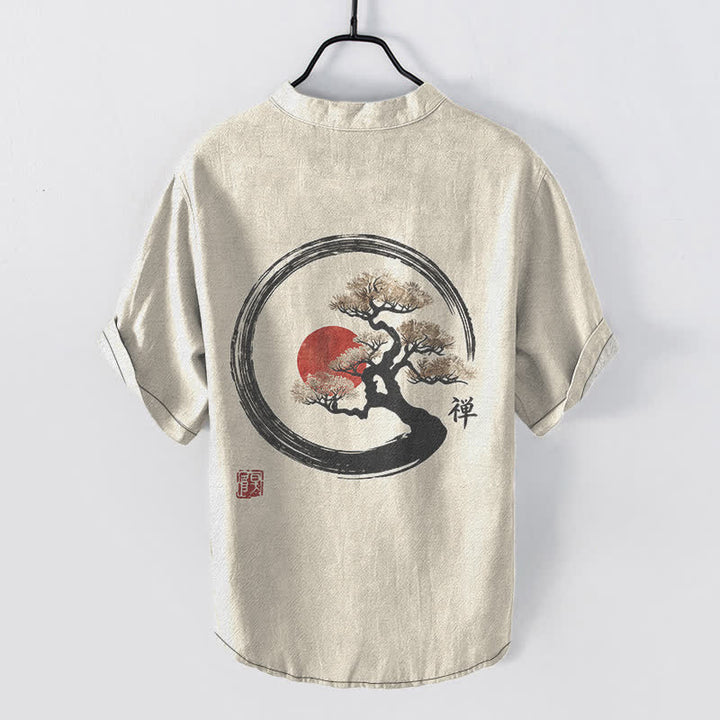 Buddha Stones Camisa de manga corta con medio botón para hombre, de algodón, con estampado de sol bonsái y tinta Zen. - image 1