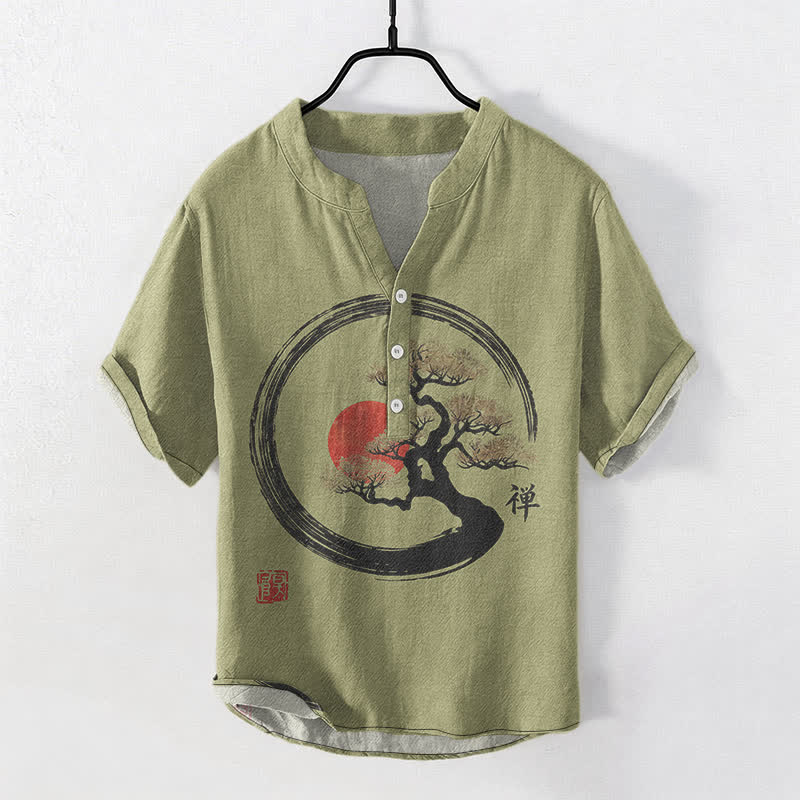 Buddha Stones Camisa de manga corta con medio botón para hombre, de algodón, con estampado de sol bonsái y tinta Zen. - Verde oliva - US/UK/AU50, EU60 (5XL) - image 5