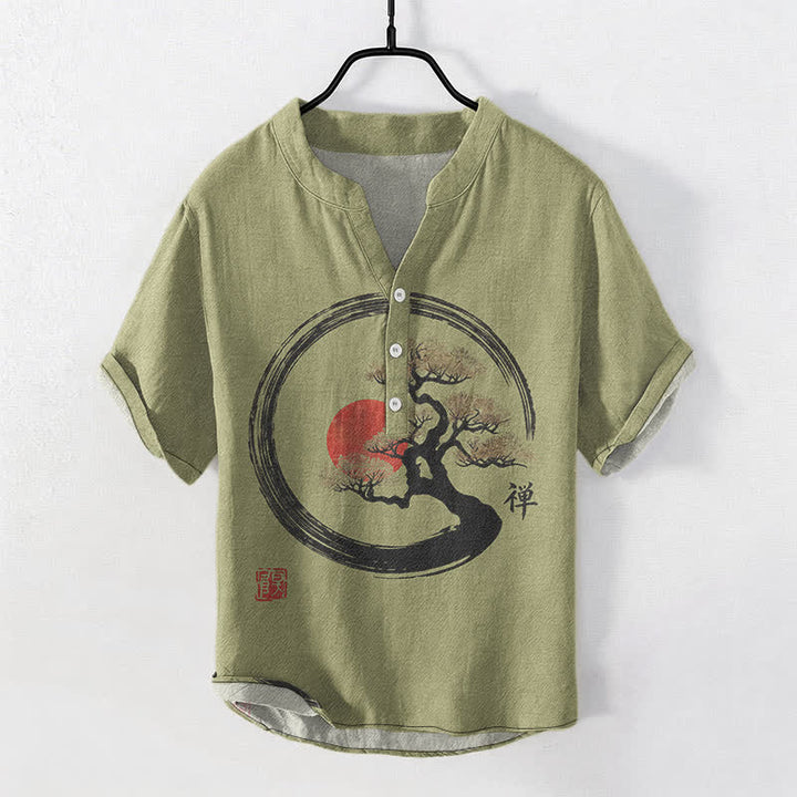 Buddha Stones Camisa de manga corta con medio botón para hombre, de algodón, con estampado de sol bonsái y tinta Zen. - Verde oliva - US/UK/AU50, EU60 (5XL) - image 5