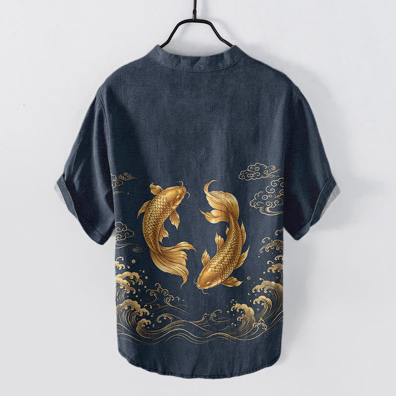 Buddha Stones Camisa de manga corta con medio botón y estampado de peces koi dorados para hombre, de algodón. - image 1