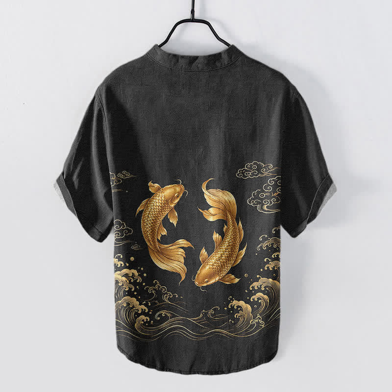 Buddha Stones Camisa de manga corta con medio botón y estampado de peces koi dorados para hombre, de algodón. - image 6