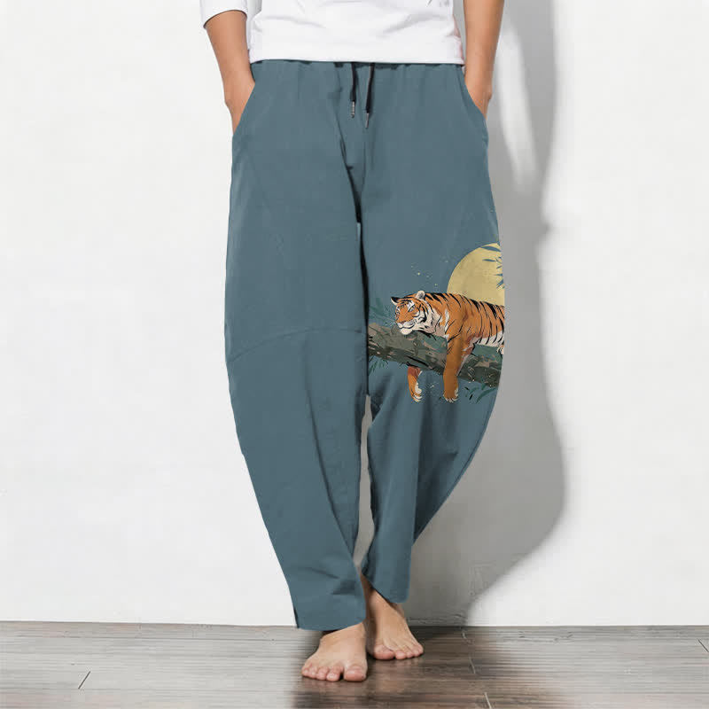 Buddha Stones Pantalones de hombre de algodón puro con estampado de tigre reclinado y luna, con cordón ajustable y corte ajustado, bolsillos. - Azul cadete - US/UK/AU50, EU60 (5XL) - image 0