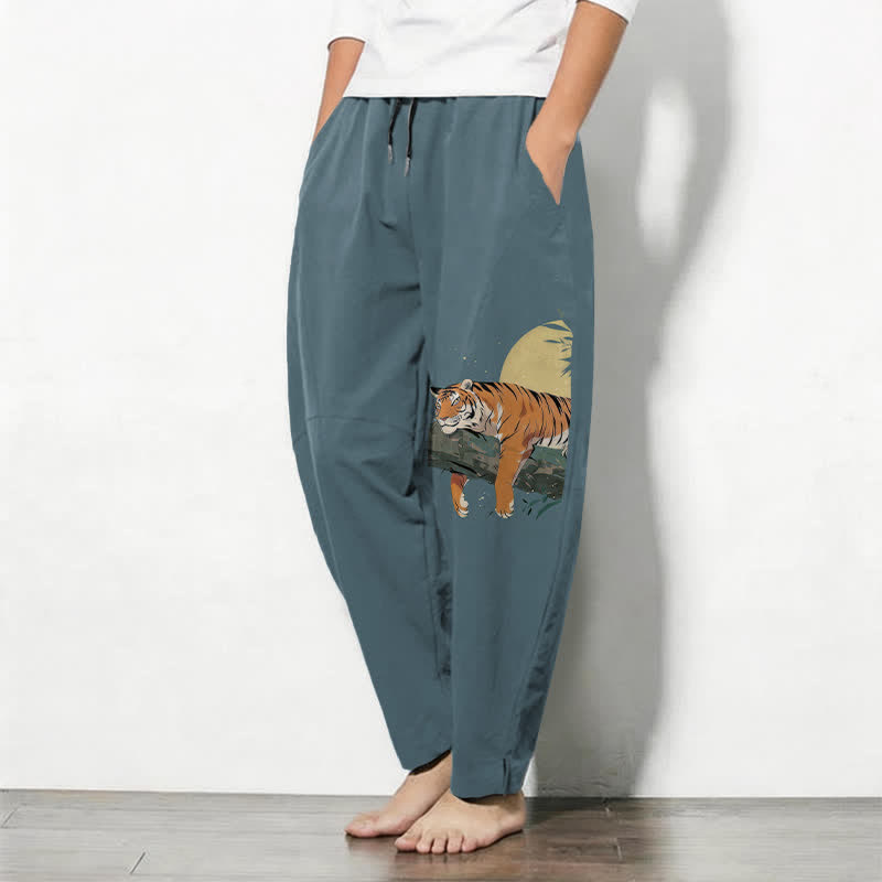 Buddha Stones Pantalones de hombre de algodón puro con estampado de tigre reclinado y luna, con cordón ajustable y corte ajustado, bolsillos. - image 1