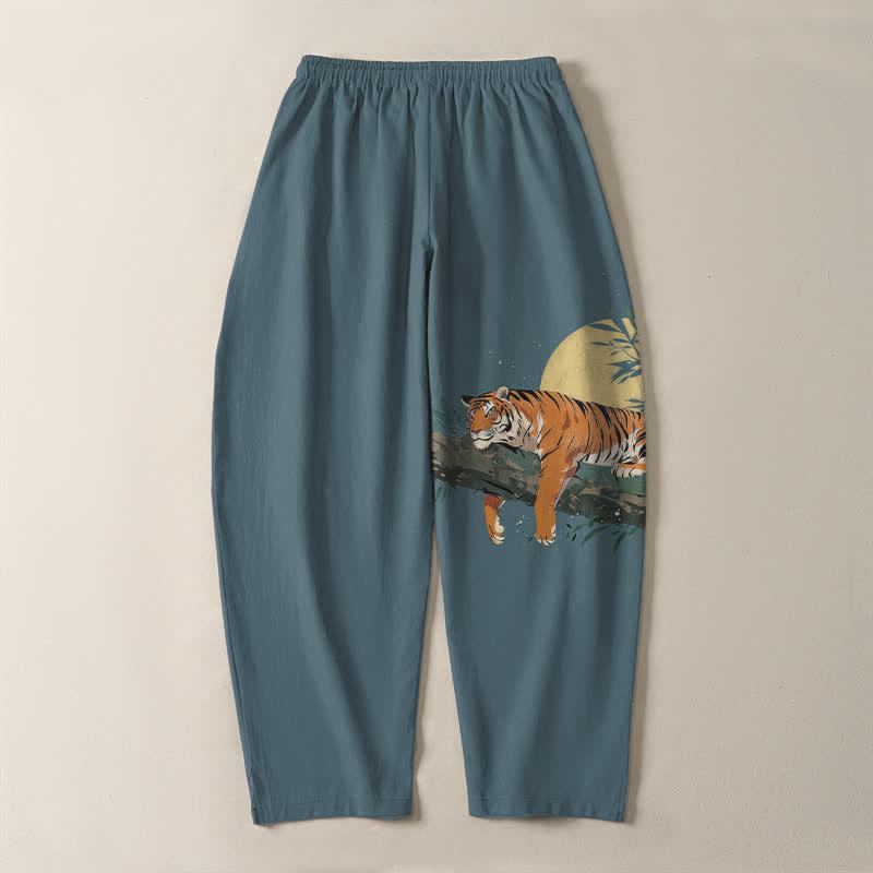 Buddha Stones Pantalones de hombre de algodón puro con estampado de tigre reclinado y luna, con cordón ajustable y corte ajustado, bolsillos. - image 3