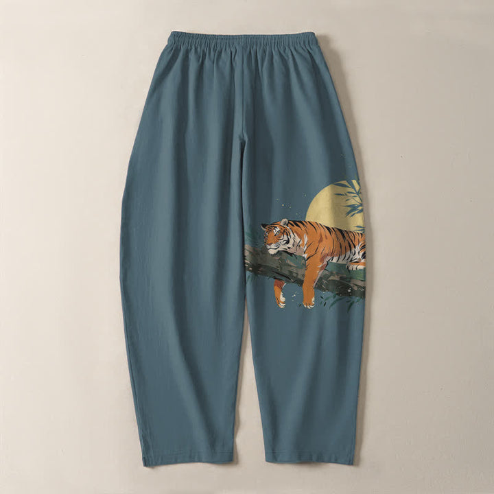 Buddha Stones Pantalones de hombre de algodón puro con estampado de tigre reclinado y luna, con cordón ajustable y corte ajustado, bolsillos. - image 3