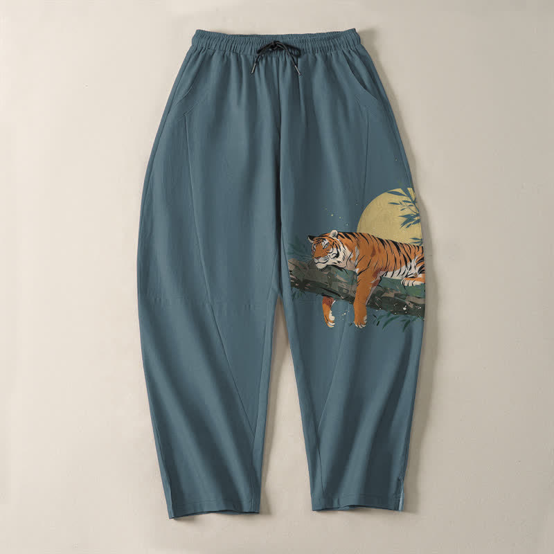 Buddha Stones Pantalones de hombre de algodón puro con estampado de tigre reclinado y luna, con cordón ajustable y corte ajustado, bolsillos. - image 2