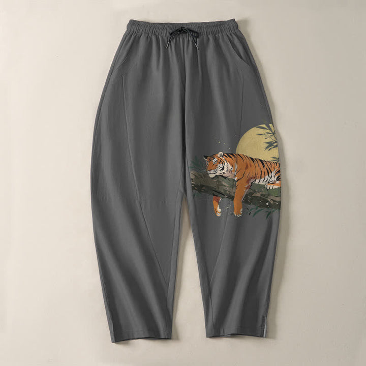 Buddha Stones Pantalones de hombre de algodón puro con estampado de tigre reclinado y luna, con cordón ajustable y corte ajustado, bolsillos. - image 13