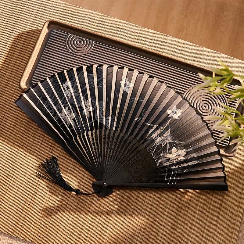 Buddha Stones Abanico plegable de bambú Lotus Leaves Dragonfly Purity de 21 cm - image 4