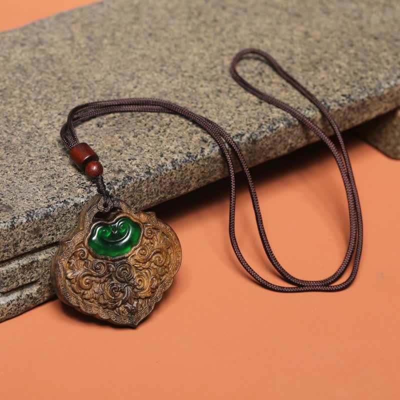 Buddha Stones Collar con candado de la suerte de ágata verde tallada en madera de sappanwood para los buenos deseos - image 1