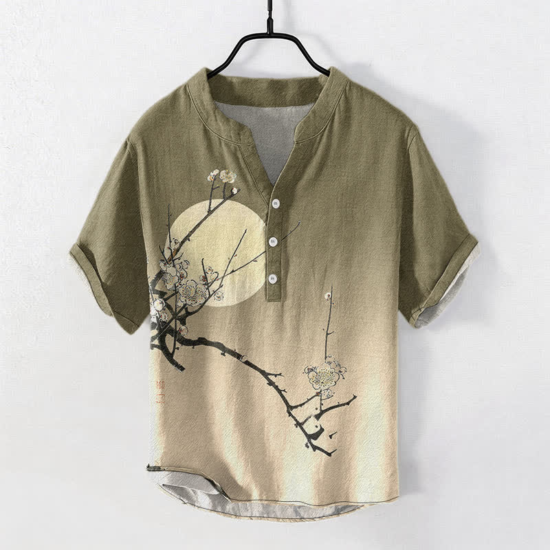Buddha Stones Camisa de manga corta con medio botón para hombre, de algodón, con estampado de flor de ciruelo y luna. - Aceituna - US/UK/AU50, EU60 (5XL) - image 0