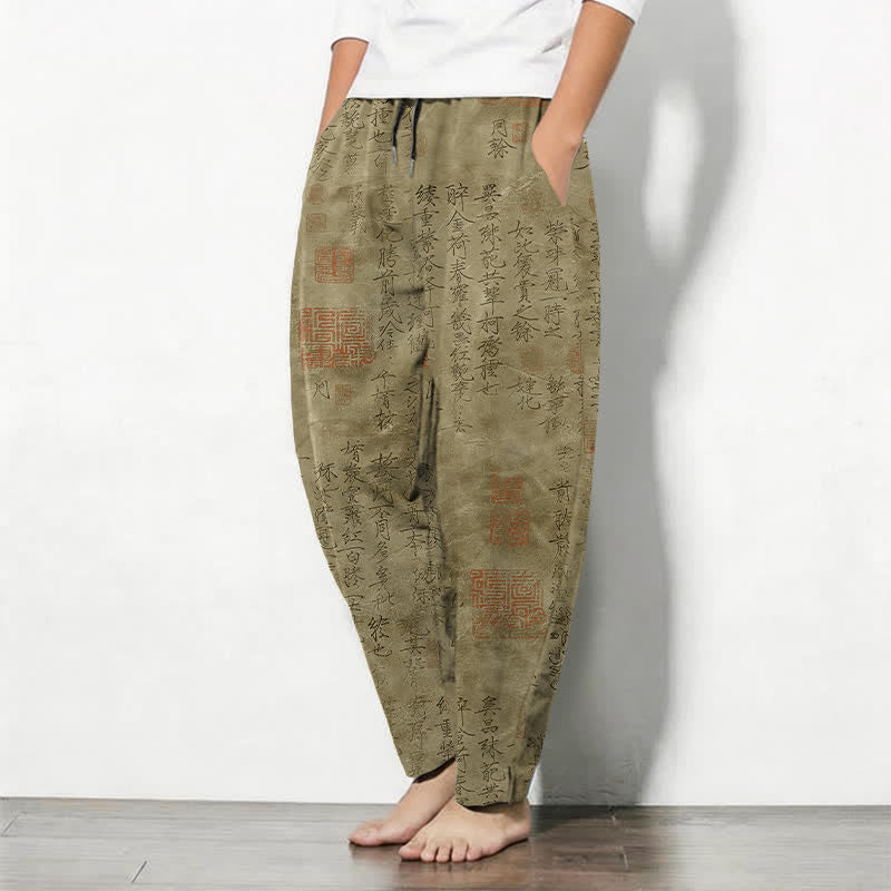 Buddha Stones Pantalones de hombre de algodón puro con estampado de sellos de caligrafía vintage, cordón ajustable y corte cónico, con bolsillos. - image 1