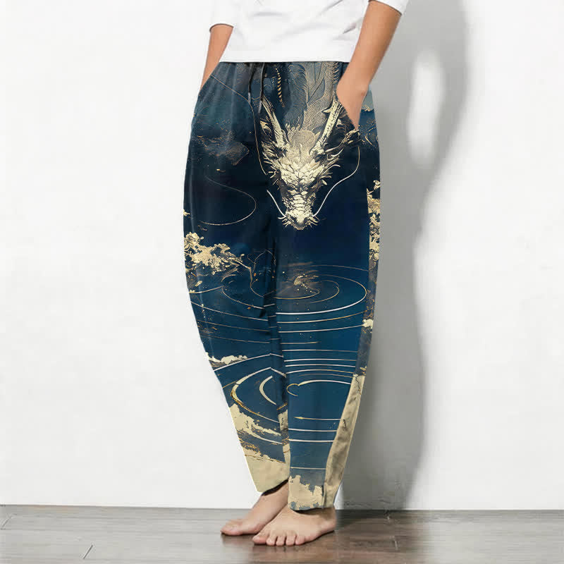 Buddha Stones Pantalones de hombre de algodón puro con estampado de ondas de dragón dorado, cordón ajustable y corte cónico, con bolsillos. - image 1