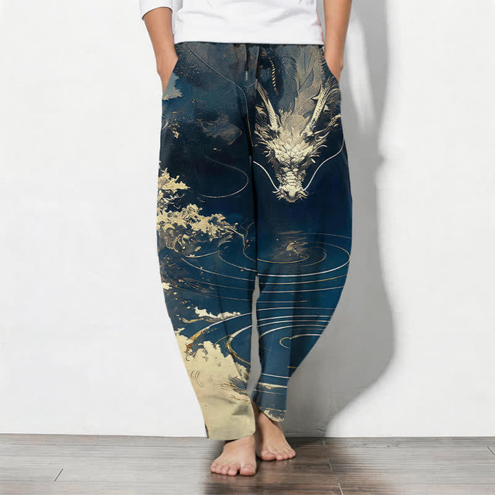 Buddha Stones Pantalones de hombre de algodón puro con estampado de ondas de dragón dorado, cordón ajustable y corte cónico, con bolsillos. - Marina de guerra - US/UK/AU50, EU60 (5XL) - image 0