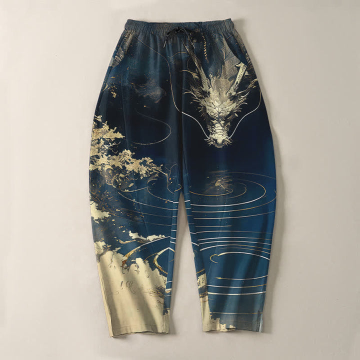 Buddha Stones Pantalones de hombre de algodón puro con estampado de ondas de dragón dorado, cordón ajustable y corte cónico, con bolsillos. - image 2